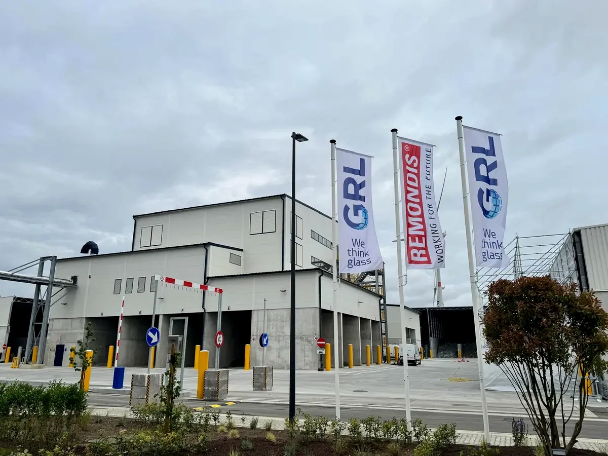 REMONDIS Glasrecycling Beringen — elewacja z oznakowaniem